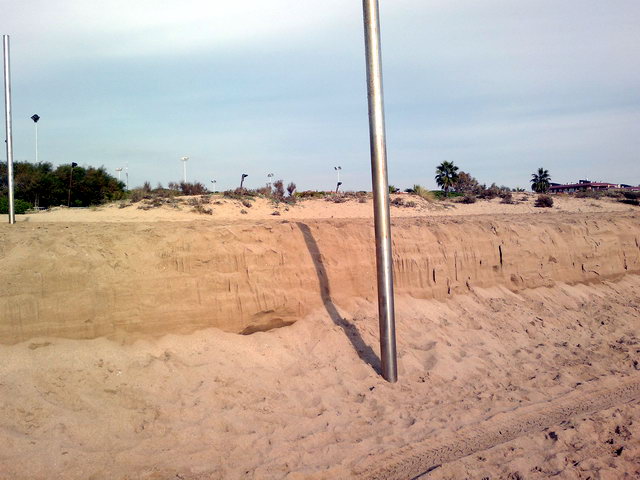 Vista del desnivel de la zona de la playa de Central Mar de Gav� Mar donde ha habido dos regresiones consecutivas de la playa y donde los campos de voley-playa han quedado al lado del mar (9 de Diciembre de 2011)